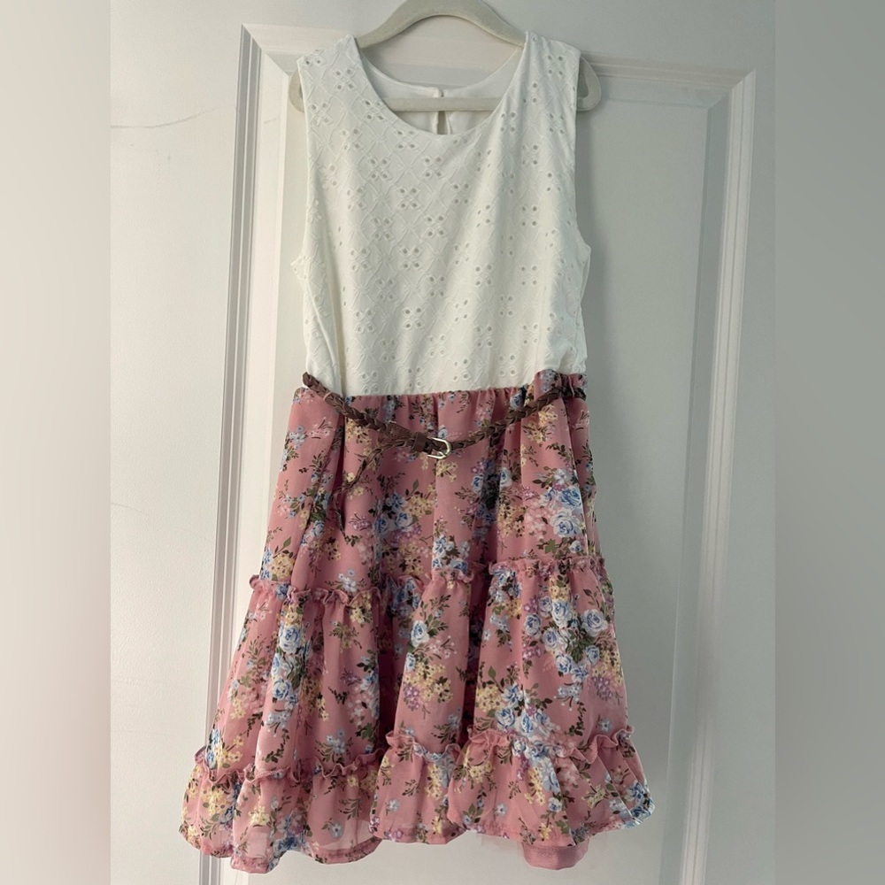 Like new girls dress. Size 10/12. Large.